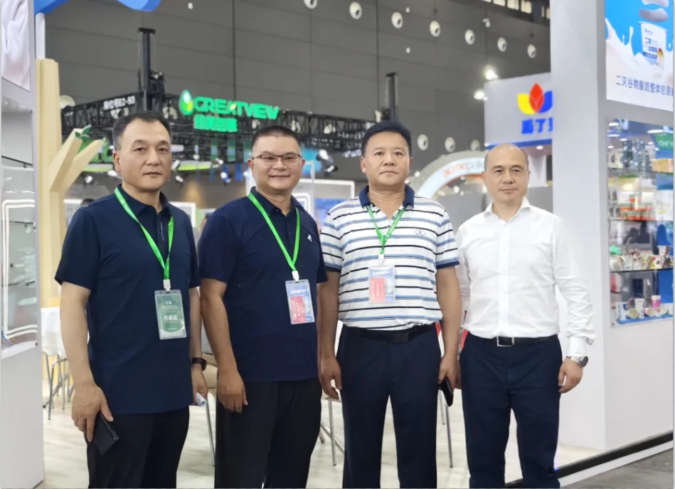 28圈乳业集团党委书记、、董事长唐洪峰一行加入中国乳制品工业协会第三十次年会暨2024中国（国际）乳业手艺博览会