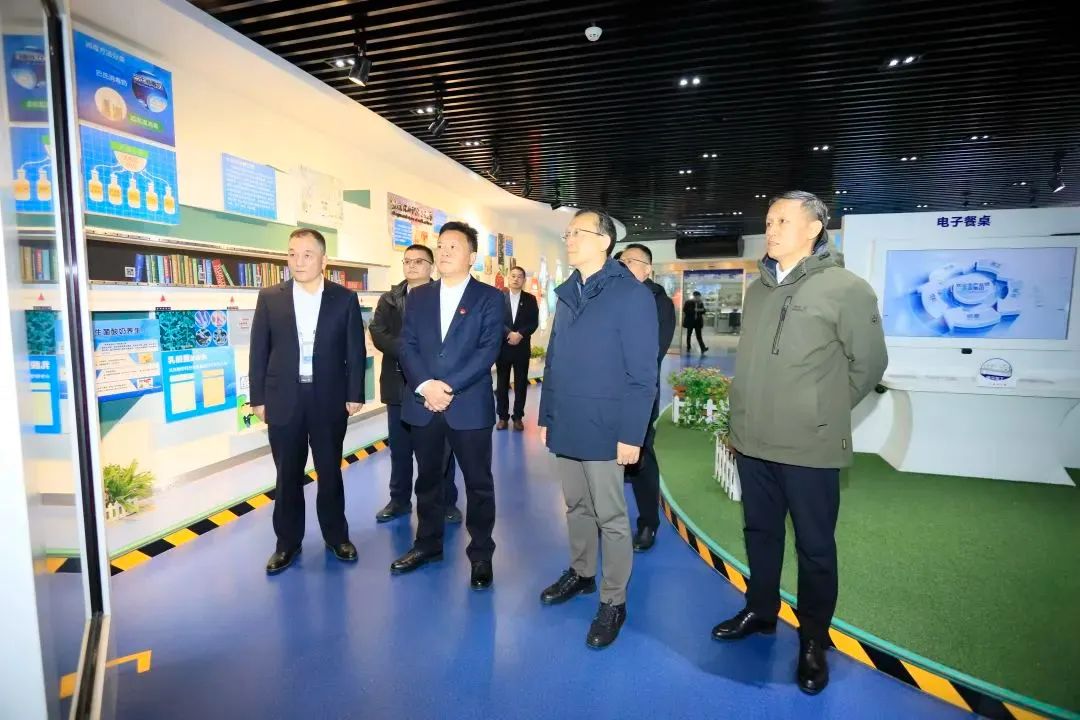 省政府国资委党委书记、、主任李涛一行到28圈乳业集团调研