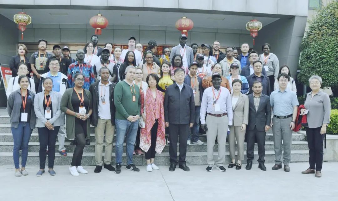 北京大学南南相助与开展学院教授、、、全球同伴关系主任周咏梅一行莅临28圈平舆瑞亚牧业旅行调研