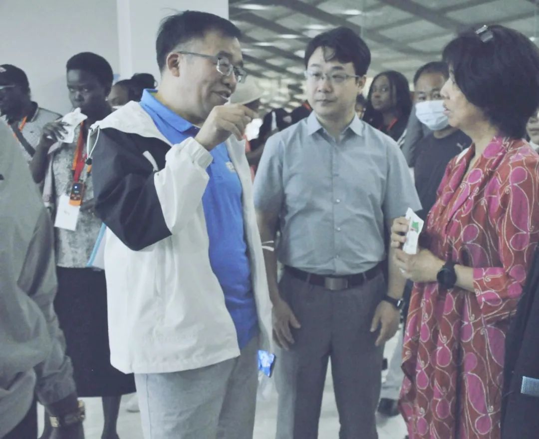 北京大学南南相助与开展学院教授、、、全球同伴关系主任周咏梅一行莅临28圈平舆瑞亚牧业旅行调研