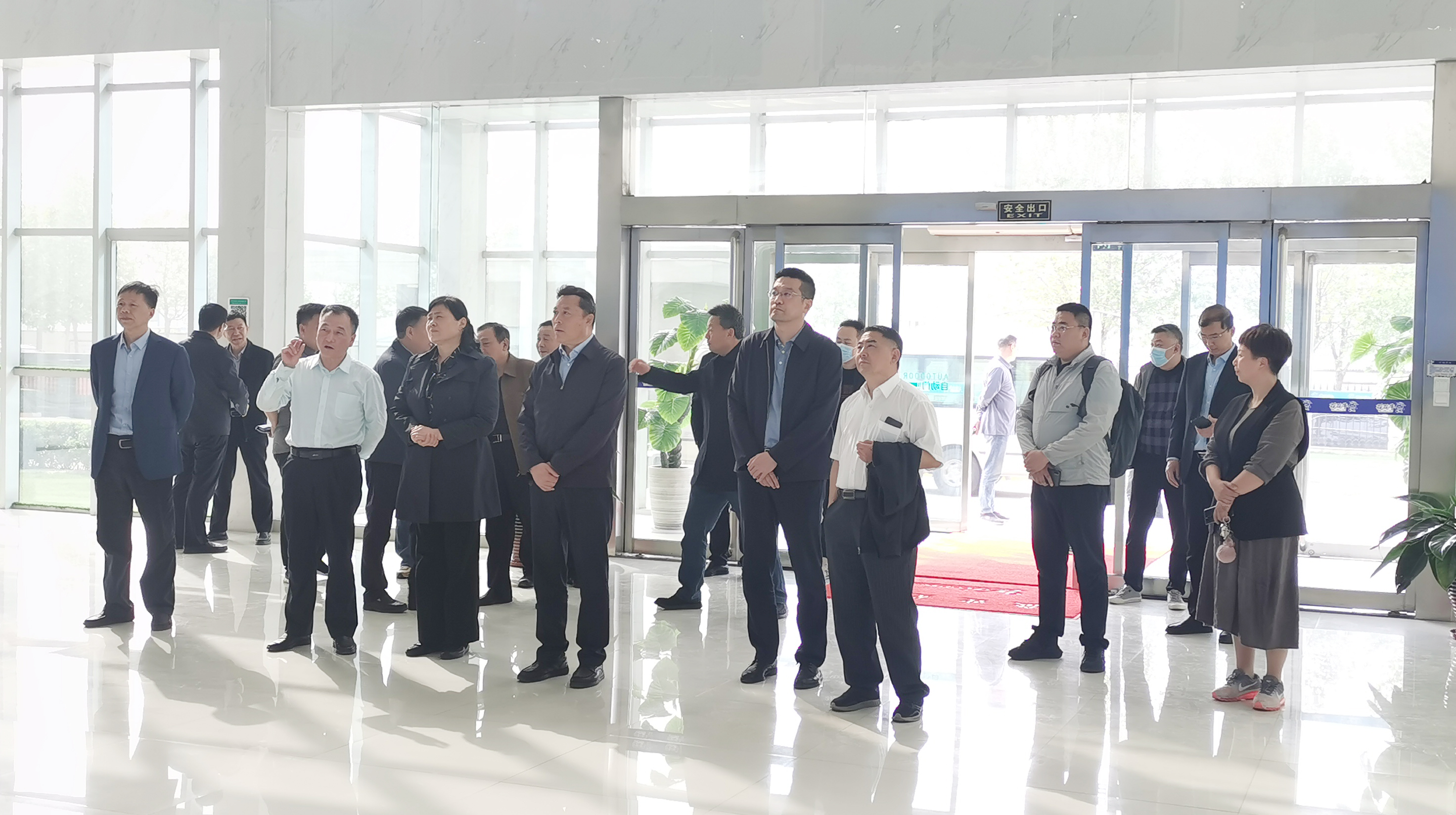 28圈丨沈阳市人大常委会副主任曹鹏一行莅临花花？？？疾熳