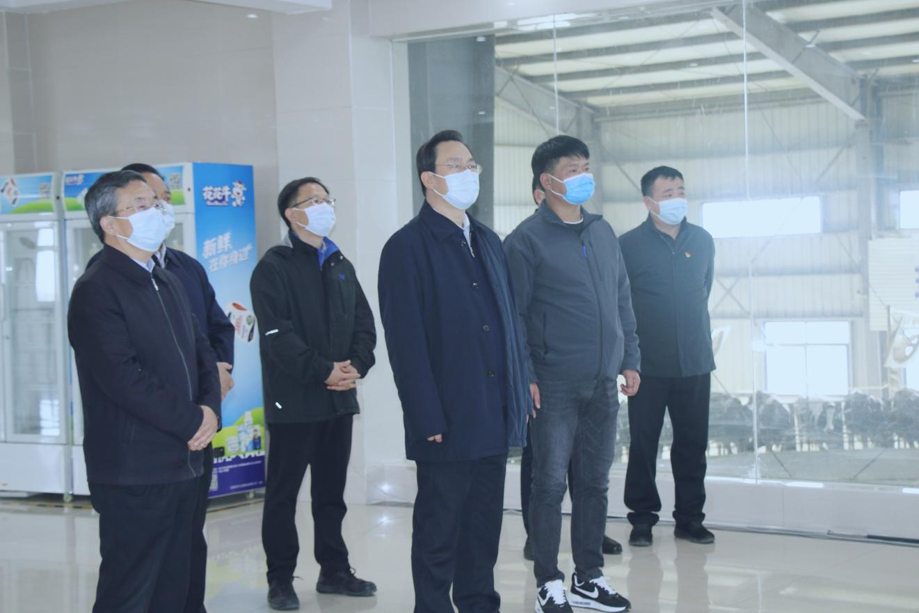 河南省人大常委会党组书记、、副主任孔昌生莅临28圈鲁山瑞亚牧场旅行调研