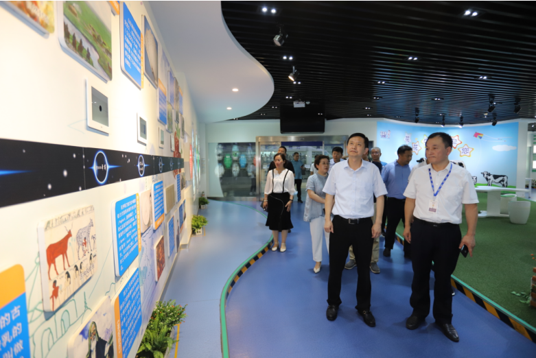 快讯|郑州市二七区委副书记、、、区长虎荣鑫莅临河南28圈乳业集团调研