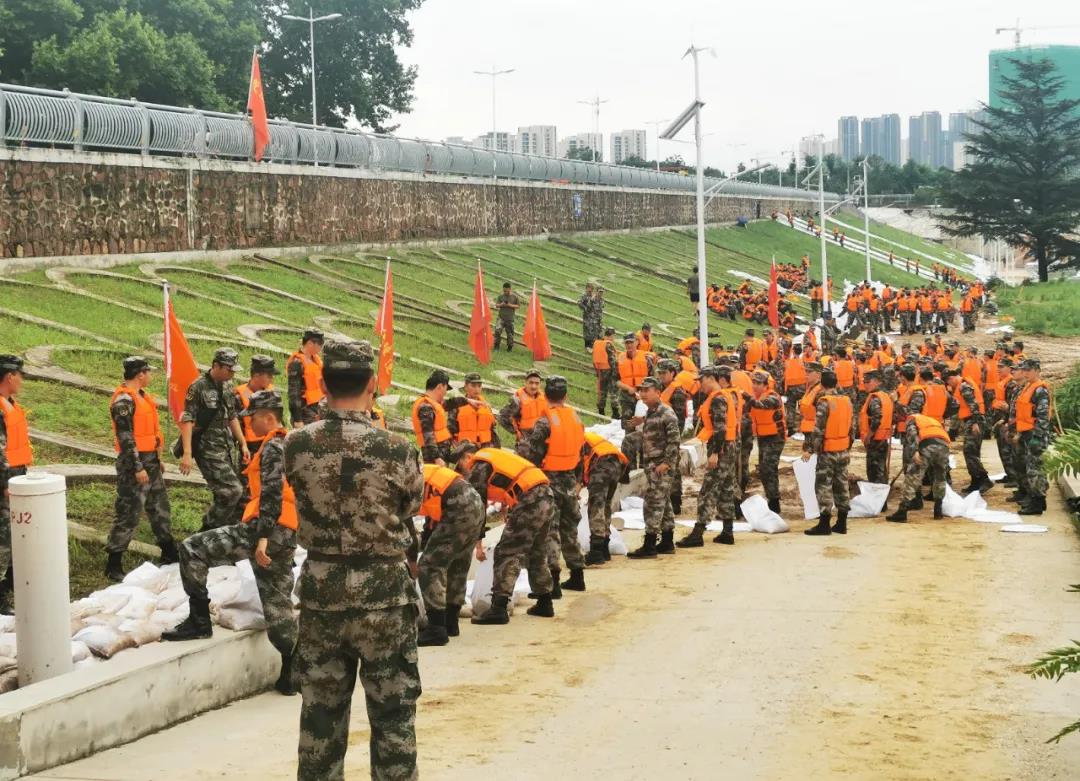 大雨无情人有情！28圈乳业慰问常庄水库抗洪抢险官兵