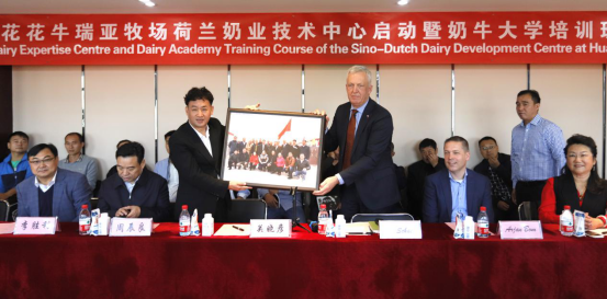 中原地区首个“荷兰奶业手艺中心”落户28圈 ——中荷奶业开展中心和河南28圈携手助力中国奶业开展