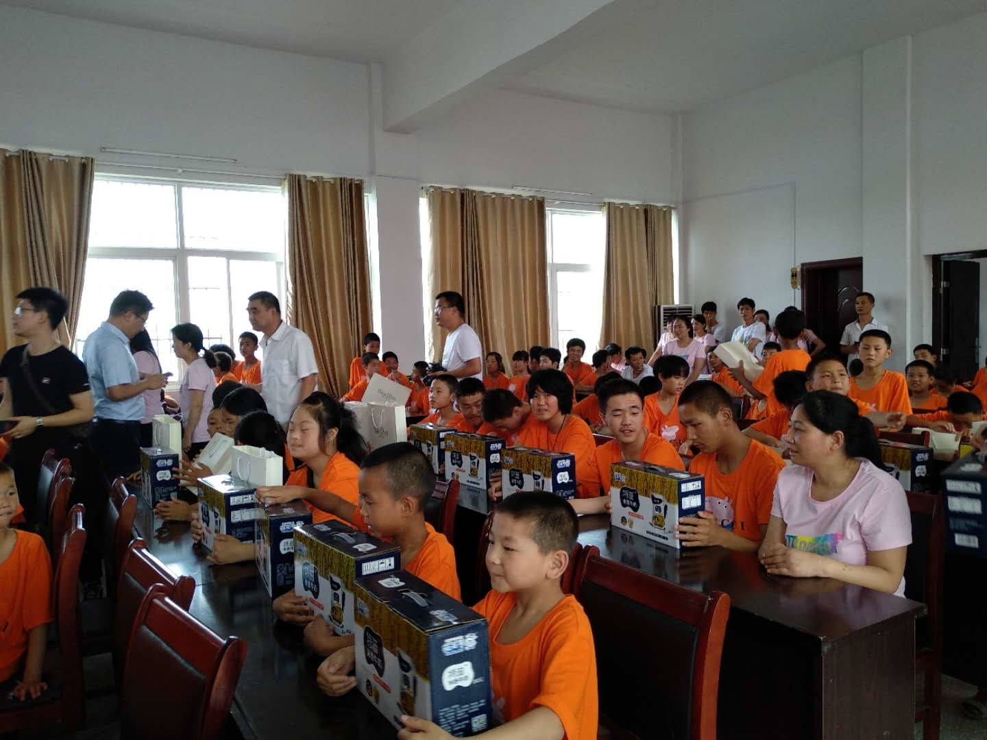 “关爱特殊儿童，让爱洒满人世—28圈乳业集团2018中国小康牛奶行动” 公益助学泌阳捐赠仪式