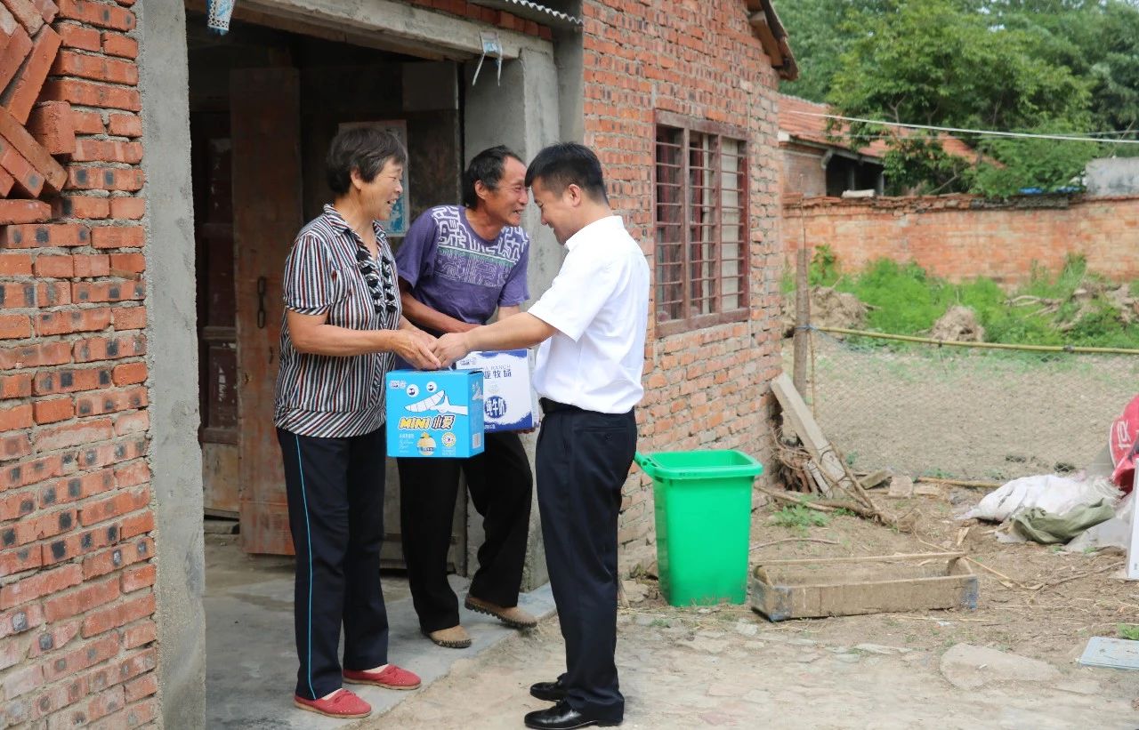 28圈乳业集团走访慰问贫困户 结对帮扶暖人心