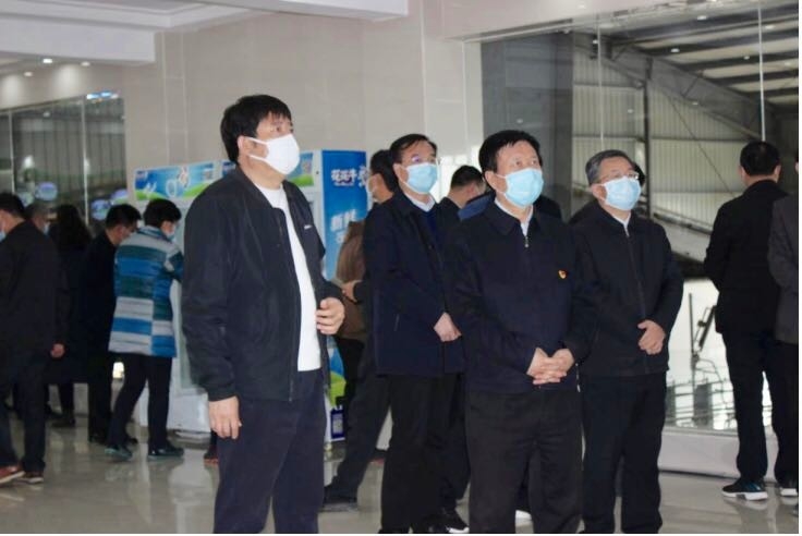 平顶山市委书记周斌一行莅临28圈乳业集团 鲁山瑞亚牧业有限公司调研疫情防控和复工复产情形