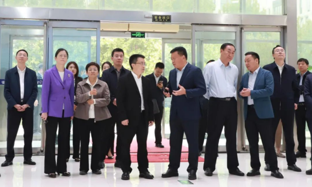 河南省人民政府副秘书长卢东林陪同四川省巴中市委书记鲜荣成一行莅临河南28圈乳业集团旅行调研