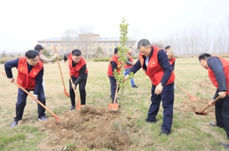 河南28圈乳业集团开展“绿色开展践初心 植树护绿先锋行”植树活动