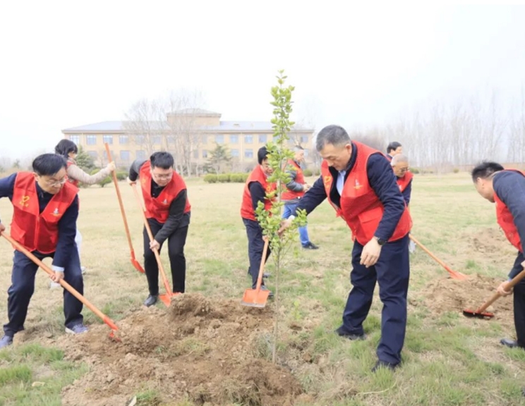 河南28圈乳业集团开展“绿色开展践初心 植树护绿先锋行”植树活动